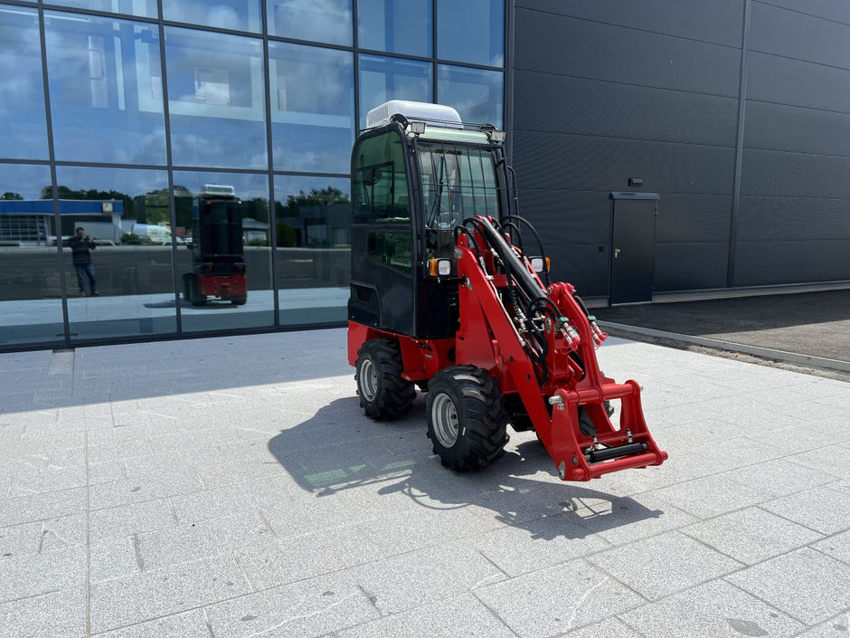 Kubota hydraulic yard loader with spacious cab - agricultura