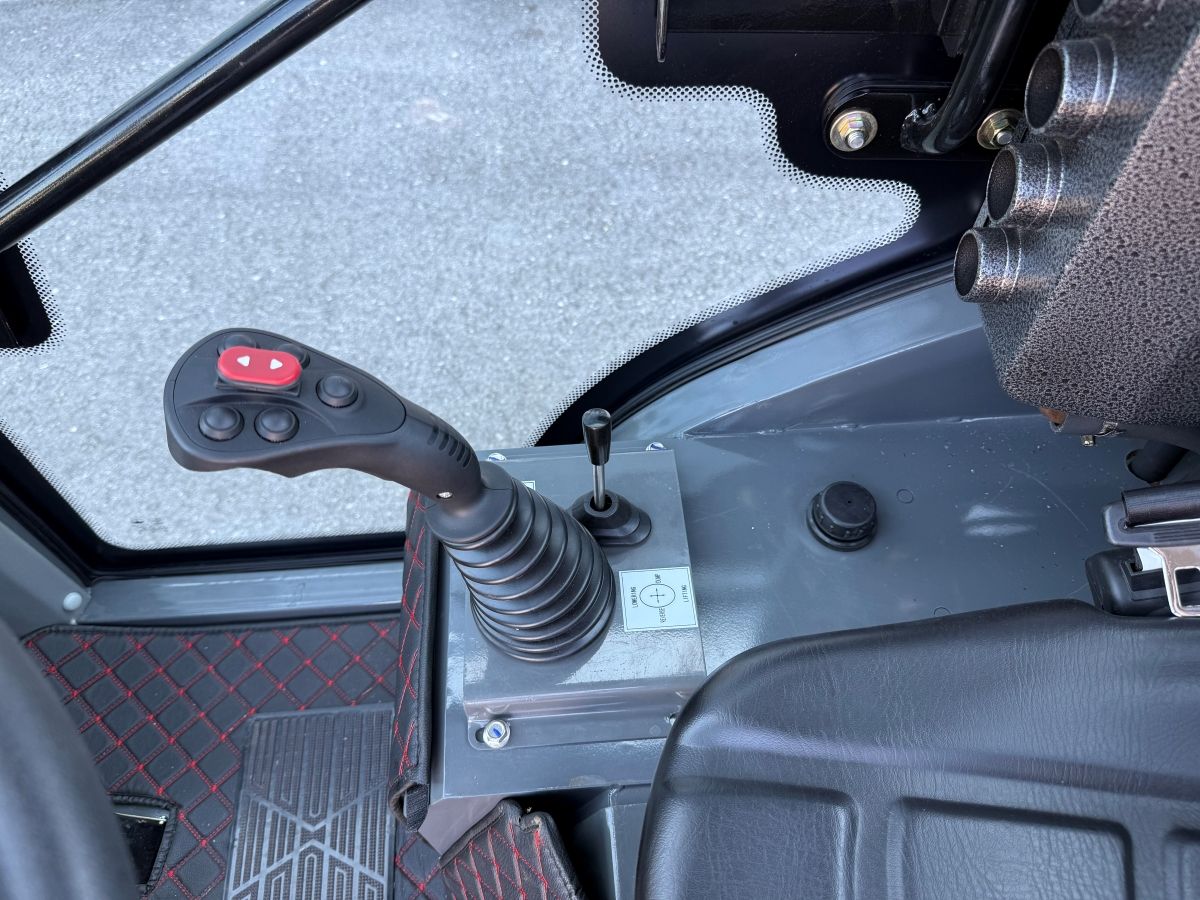 AGROX Kubota Diesel Hoflader 1.9 T - OX1060 mit Kabine 25 PS - Hubkraft 600 kg | Knicklenkung, Komfortkabine mit Heizung