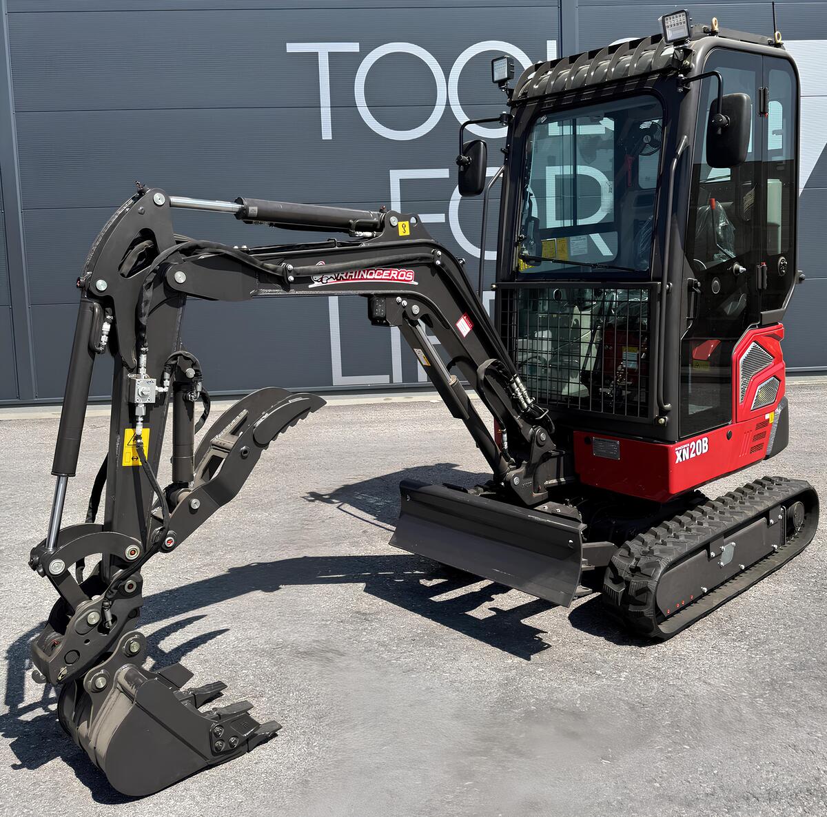 Rhinoceros XN20B diesel mini excavator with cab and adjustab | GGM Tools